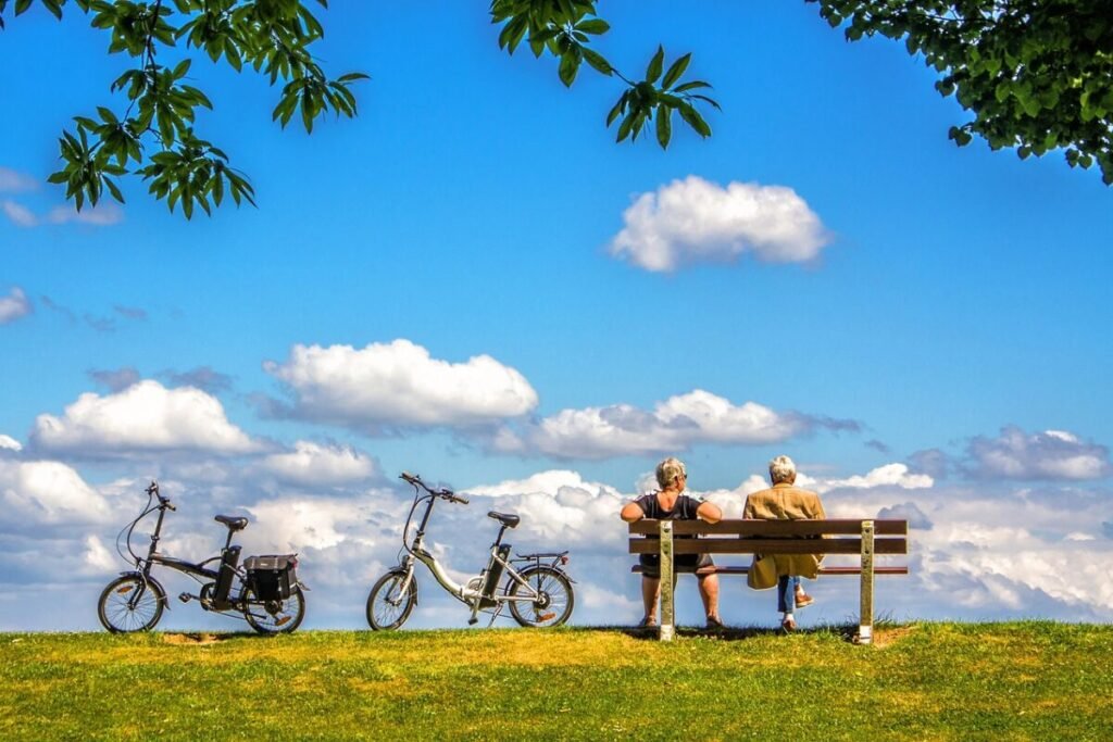 Eldre par hviler på benk