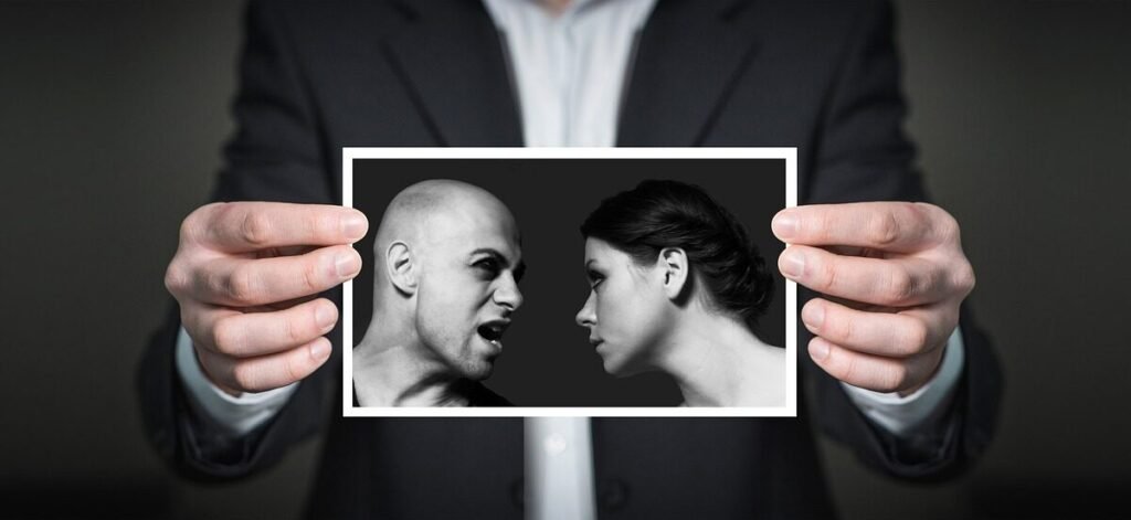 Mann og kvinne krangler ansikt til ansikt