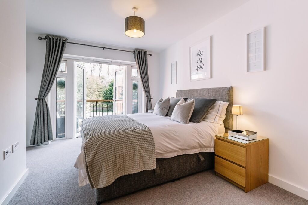 Bedroom 5772286 1280 1024x682